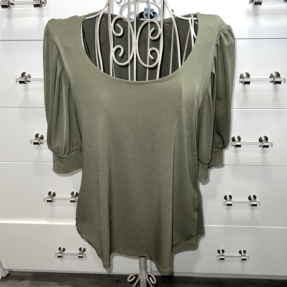 CeCe puffed sleeve shirt sleeve top, size M